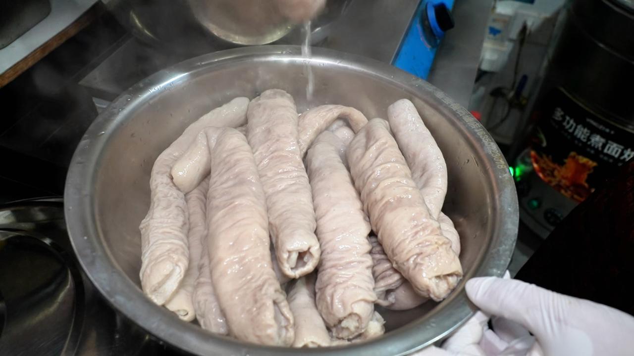 藏在居民楼下的这家小店，门脸不起眼，却是厦门老吃家大哥的“卤味江湖”。砂锅“咕嘟