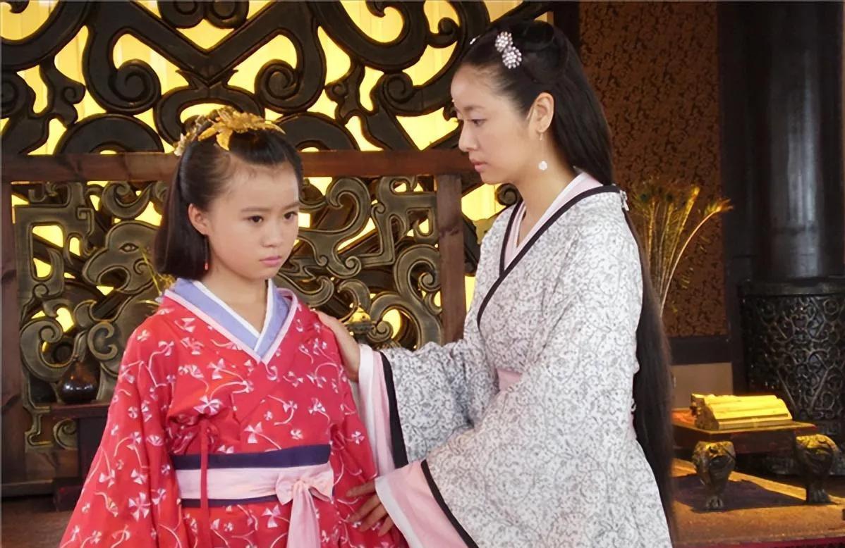 未央宫北边那间冷僻的院子里，一个二十出头的寡妇坐在窗下，手里攥着一张布帛。外头喊