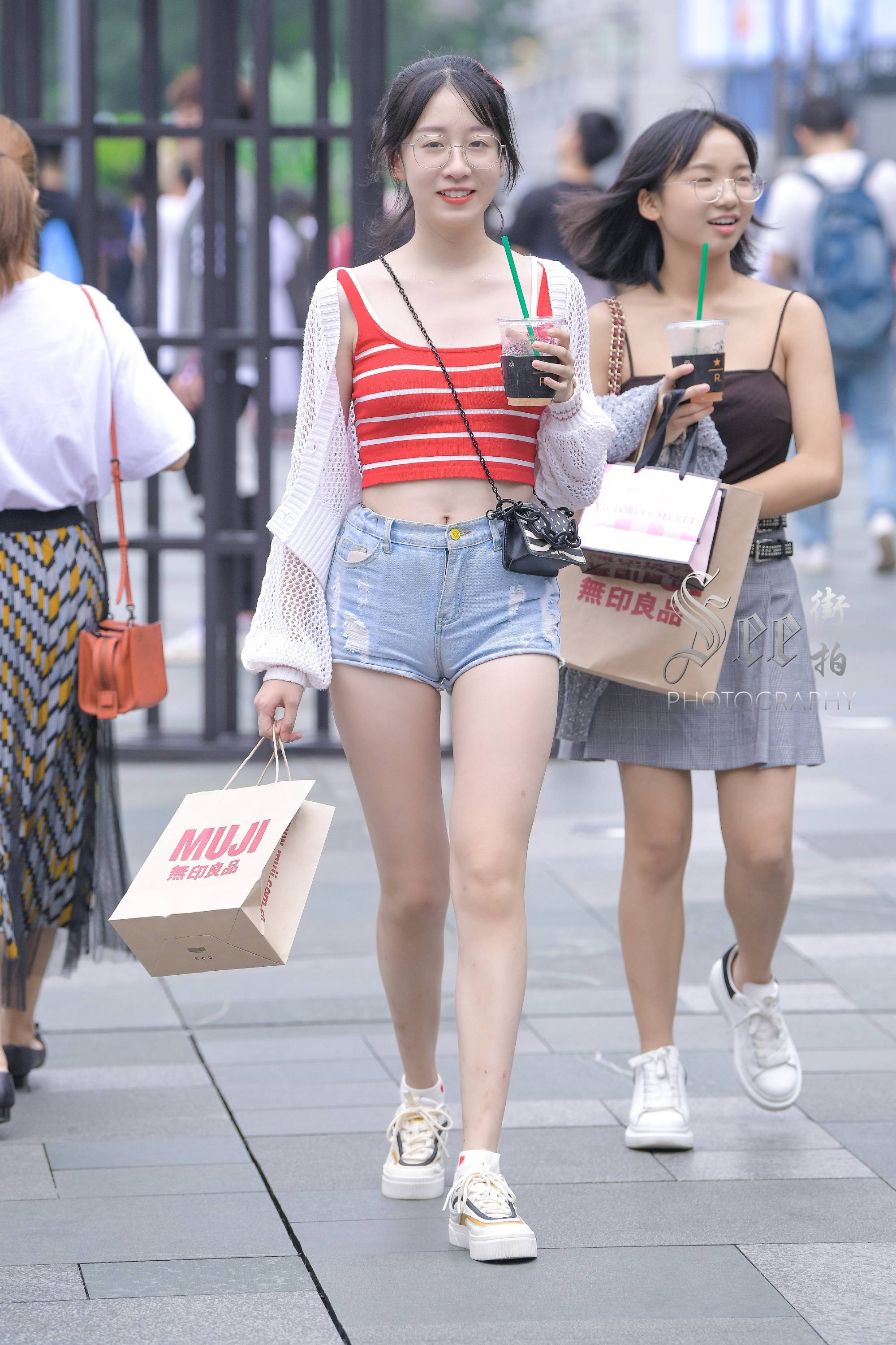 清秀可爱的小白鞋短裤搭配~~ ​​​