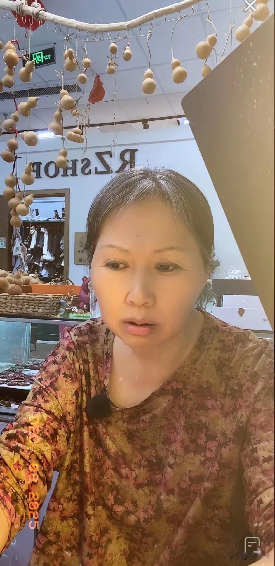 看见素老三往她儿子直播间一坐，我这儿心里“哎哟”一下，跟着就觉着暖烘烘的了。成了