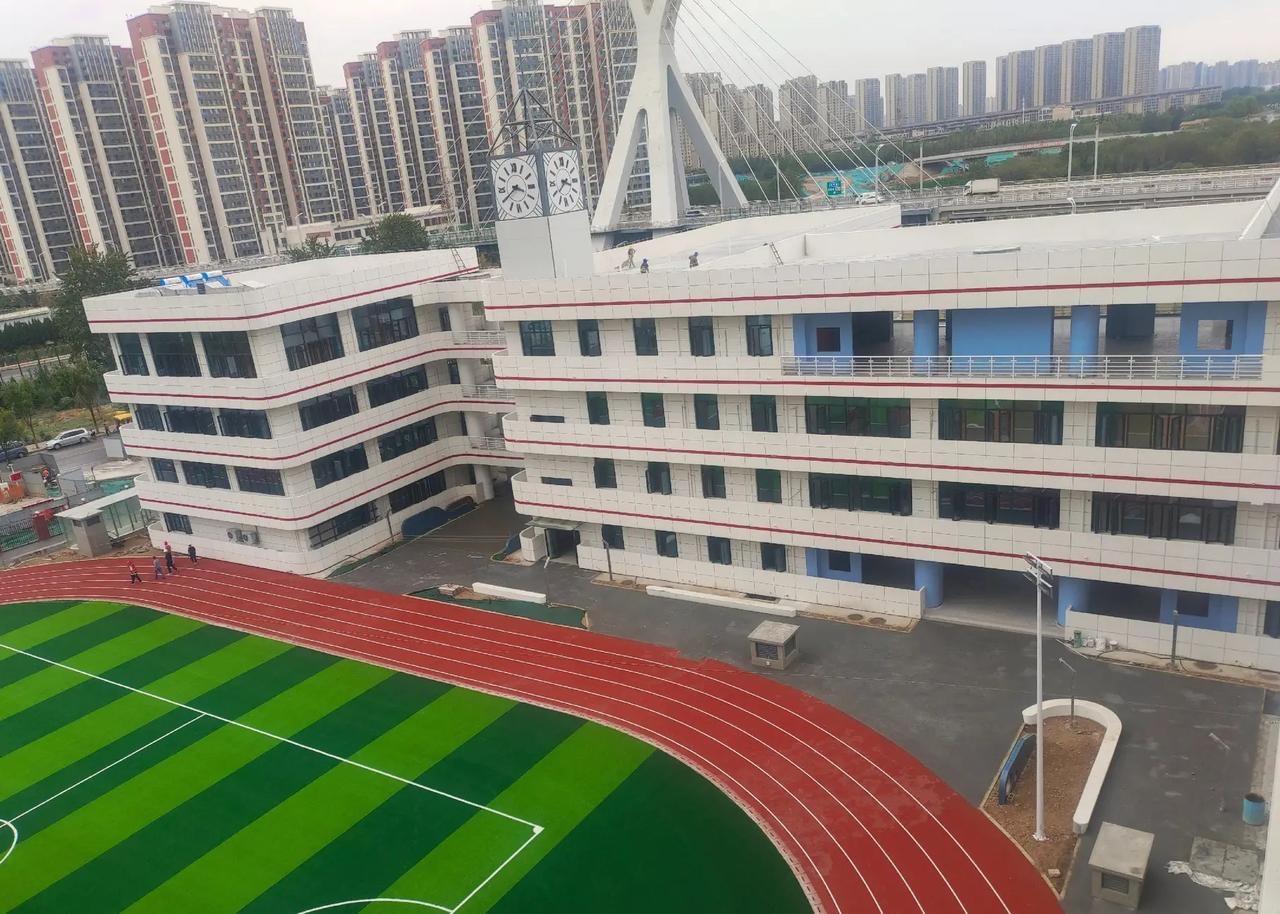 咸阳高新区第一学校南校区建成投入使用。南校区目前周边只有天地源和铂澜景苑两个小区