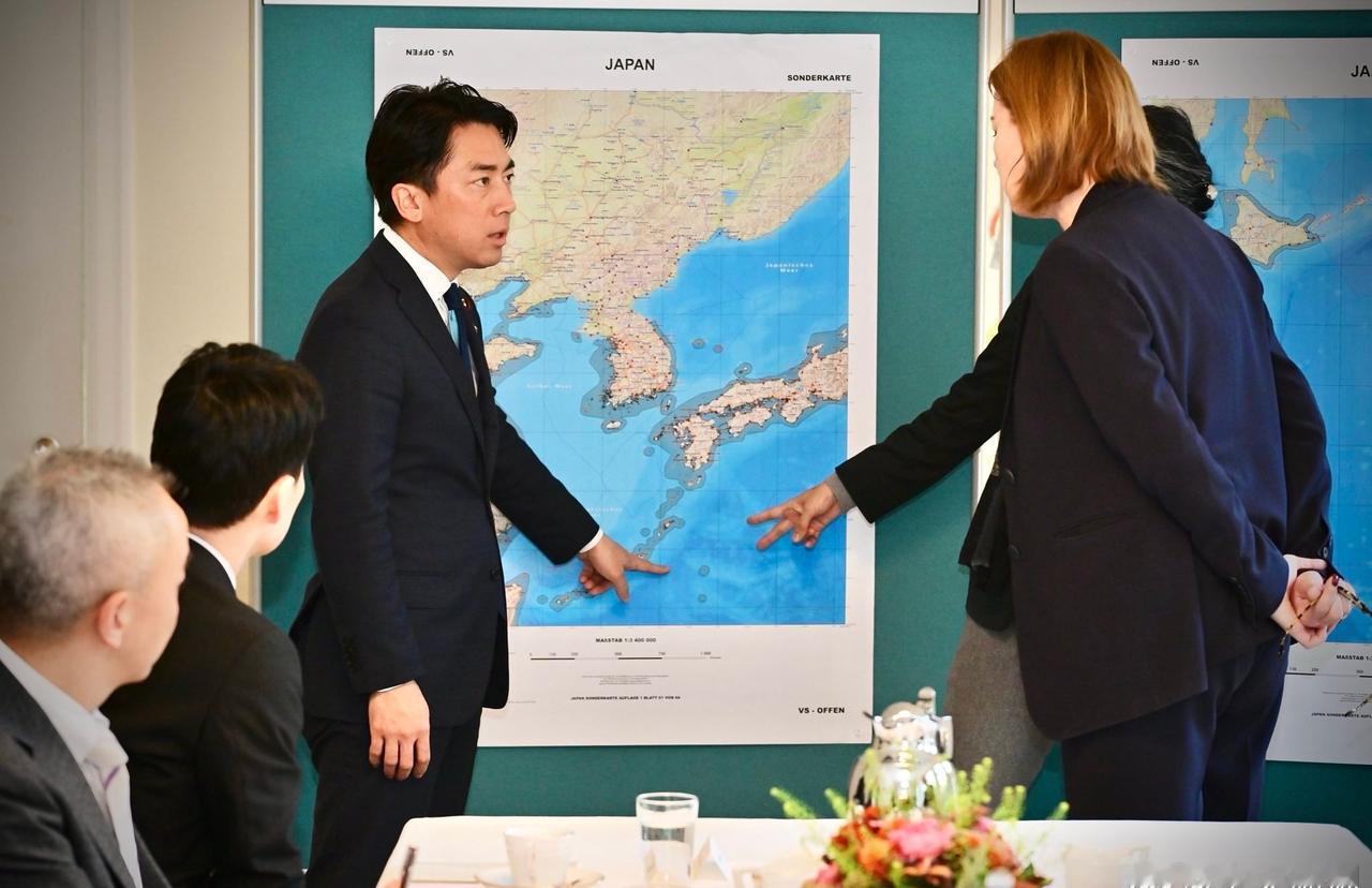 日本防卫大臣小犬向德国大使介绍了中日军机雷达照射的发生地。[吃瓜群众][吃瓜群众