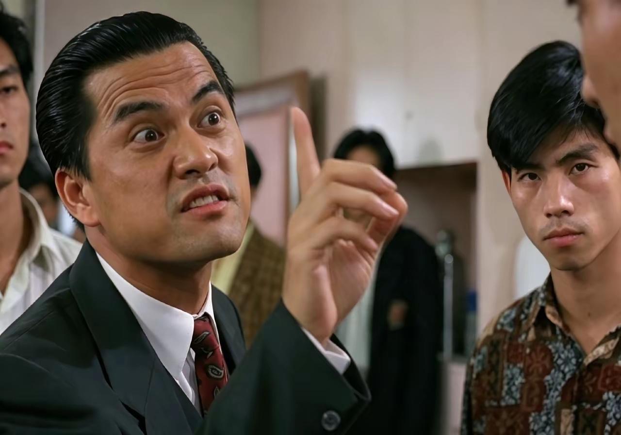 著名的男演员吕良伟，似乎他天生就是为了塑造演枭雄类型的人物形象而进入演艺圈。
