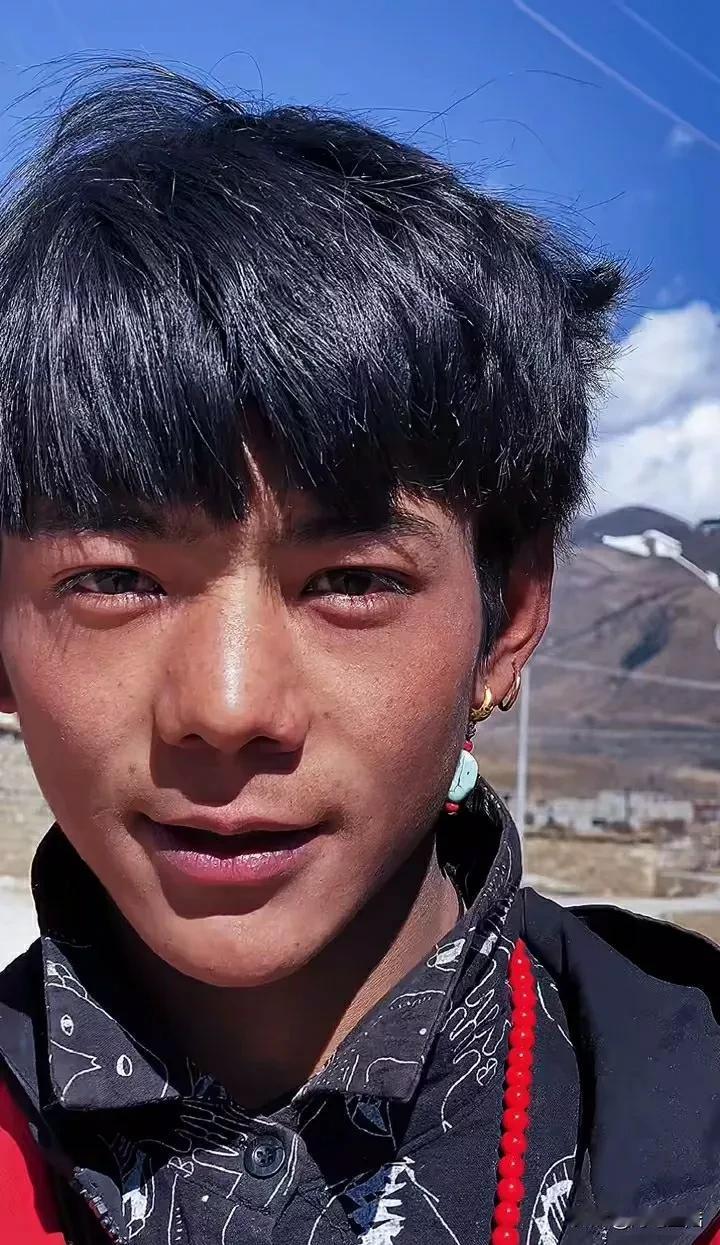 理塘，是仓央嘉措的转世之地。
在他的绝笔诗里曾写到:​洁白的仙鹤啊，请把双翅借给