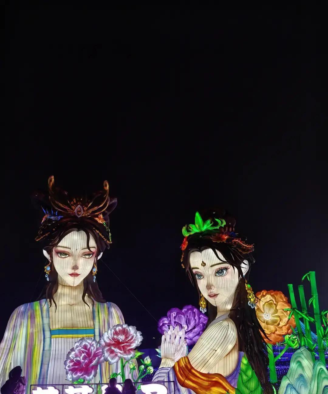 成都非遗公园千灯会门票只要29块9，打铁花直接把夜空炸成金红瀑布，手机录都录不出