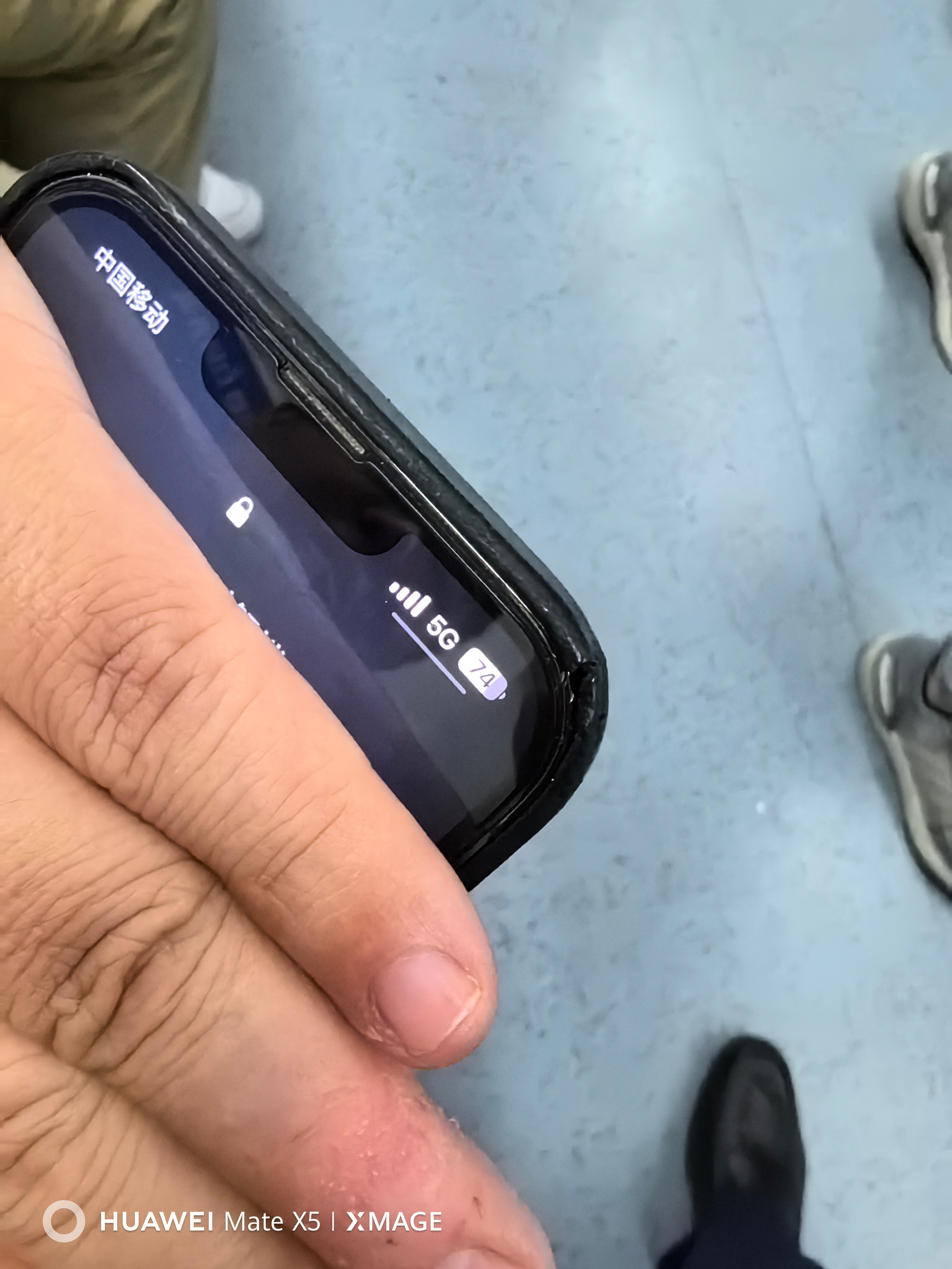 #苹果虚标5G# 前两天坐地铁偶然发现旁边小伙子手中苹果手机角标是5G，写了个贴