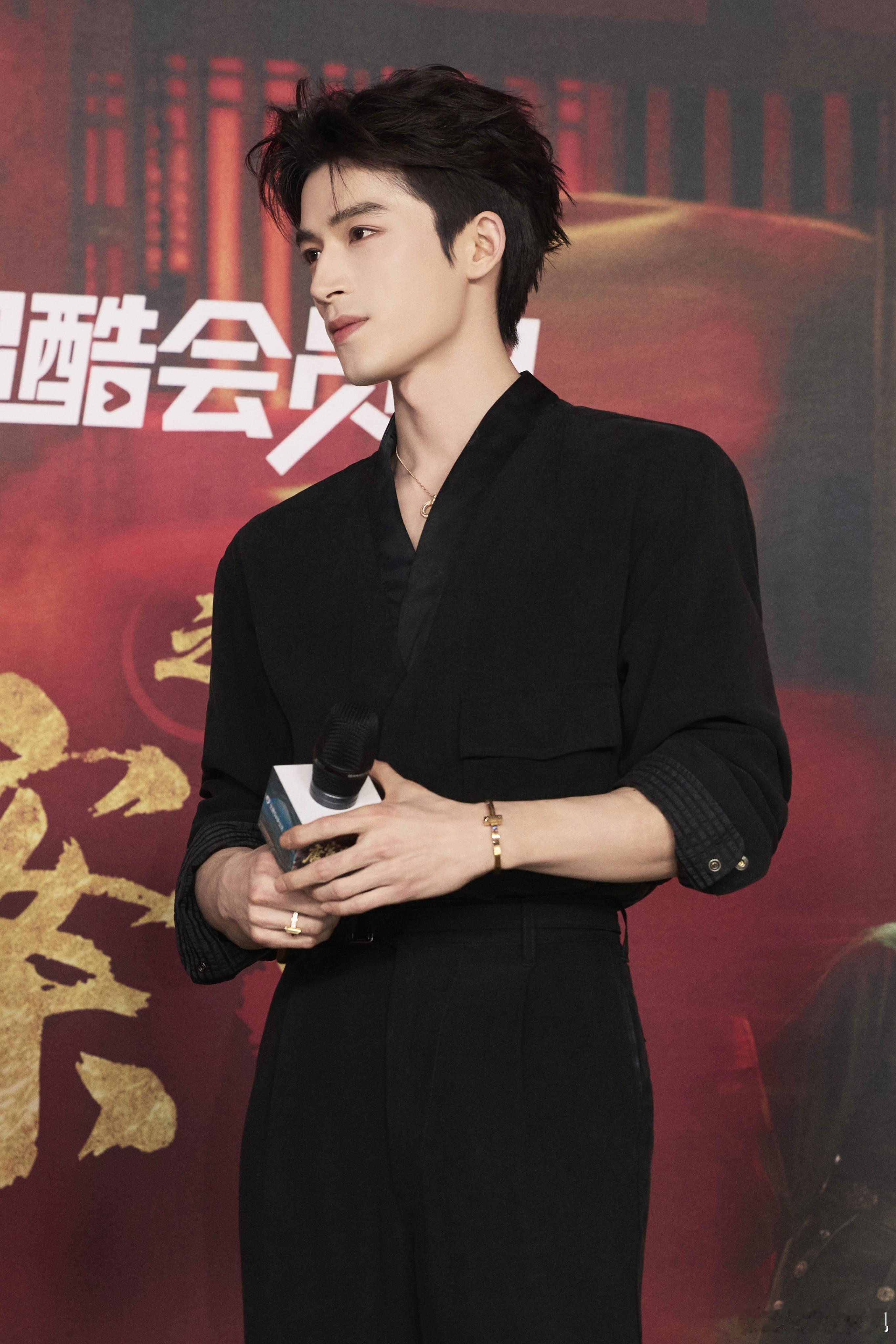 霓虹华裳，步履不停。欢娱影视演员今日出席《唐宫奇案 》 优酷扫楼活动现场图释出。