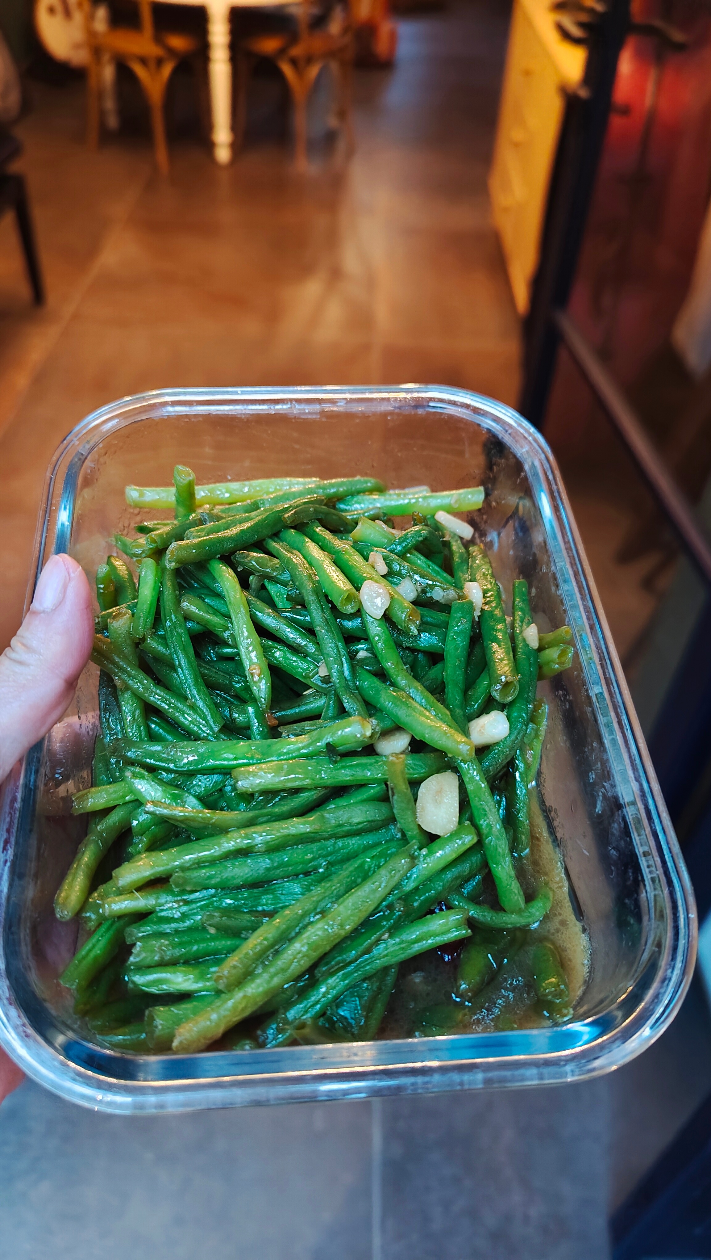 馄饨馅里有毛芹菜，汤里有香菜和丁点儿豆苗，红烧大排、荷包蛋特地熬了葱油，豆角里有