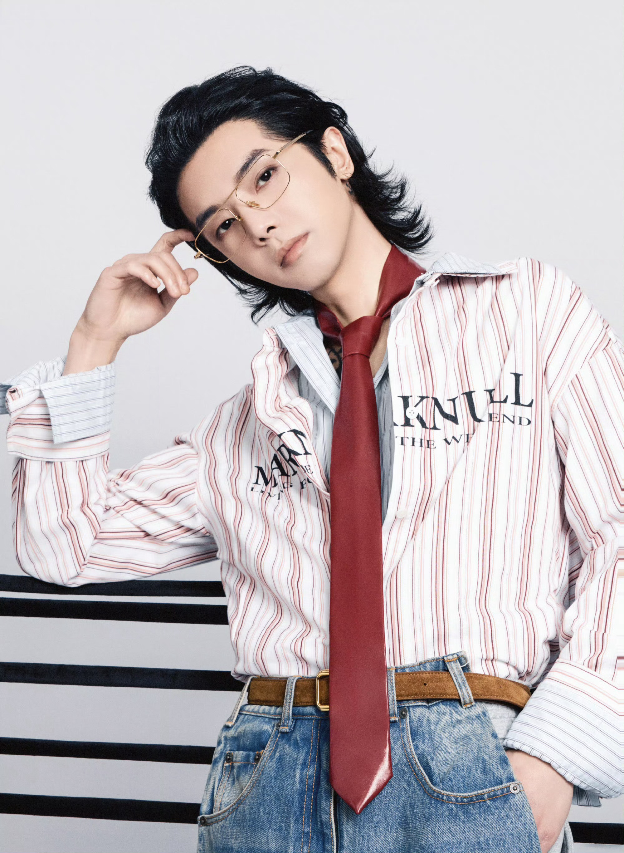 华晨宇蹲下来给选手拆解题，那英直言不讳点问题，一个温柔辅导一个严格把关，谁看了不