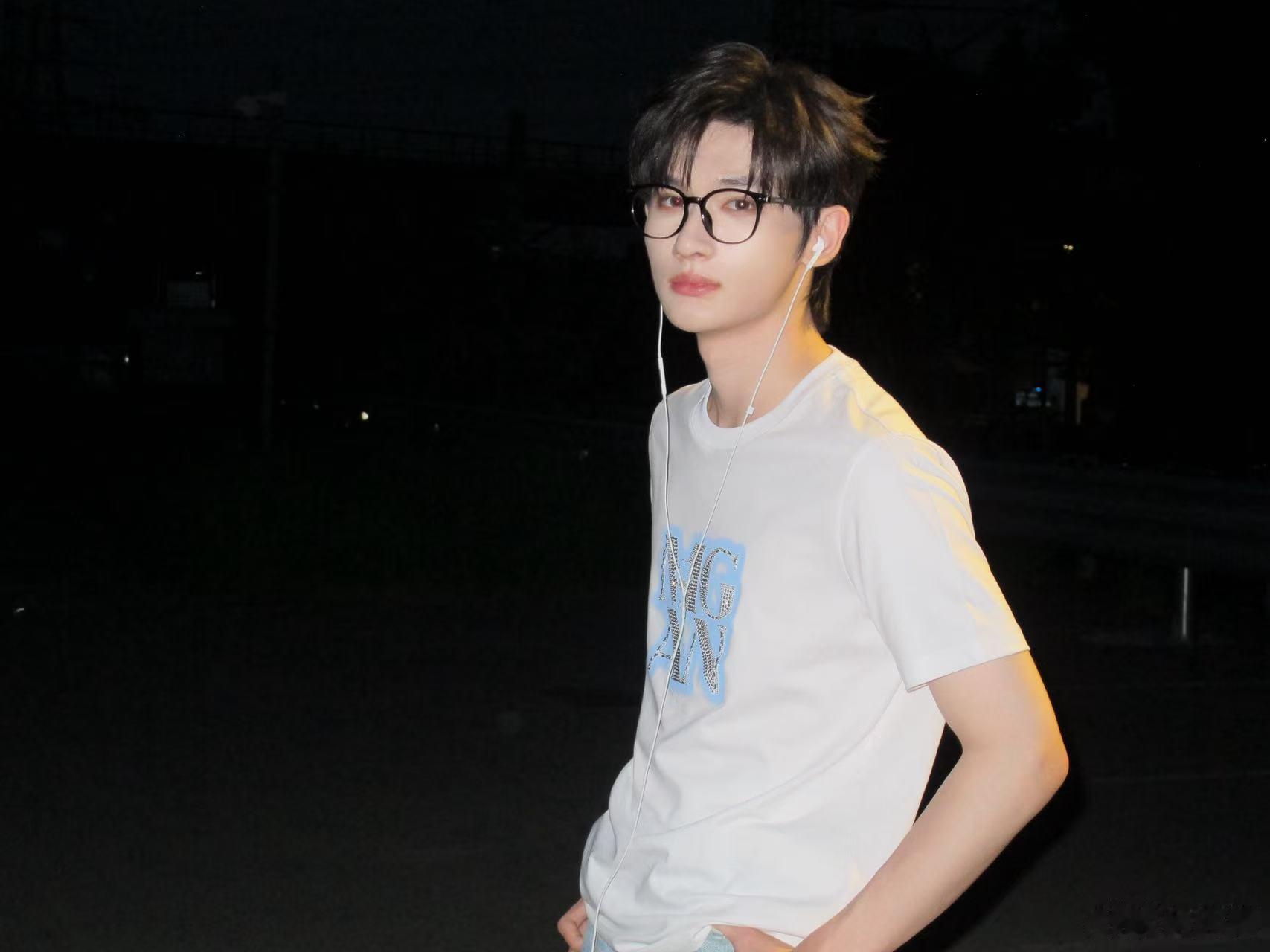 余宇涵是要养梦女吗 自带温柔男友气质，侧脸线条优越，清爽帅气，颜值完全长在审美上