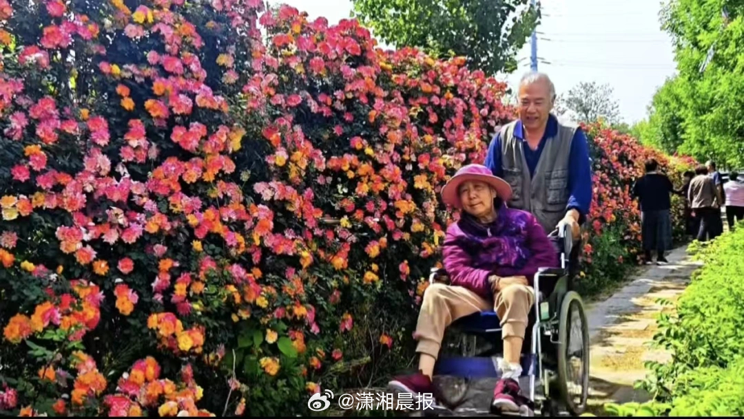 【“宁愿死在路上，也不死在病床上”，#69岁老人带偏瘫妻子自驾游中国#，最喜欢的