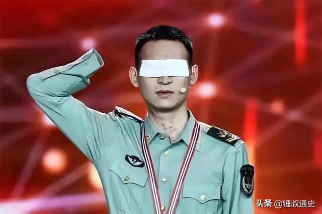 网上有人给杜富国算了笔账：月津贴3万2，国家分了180平的房子，水电燃气全免。 