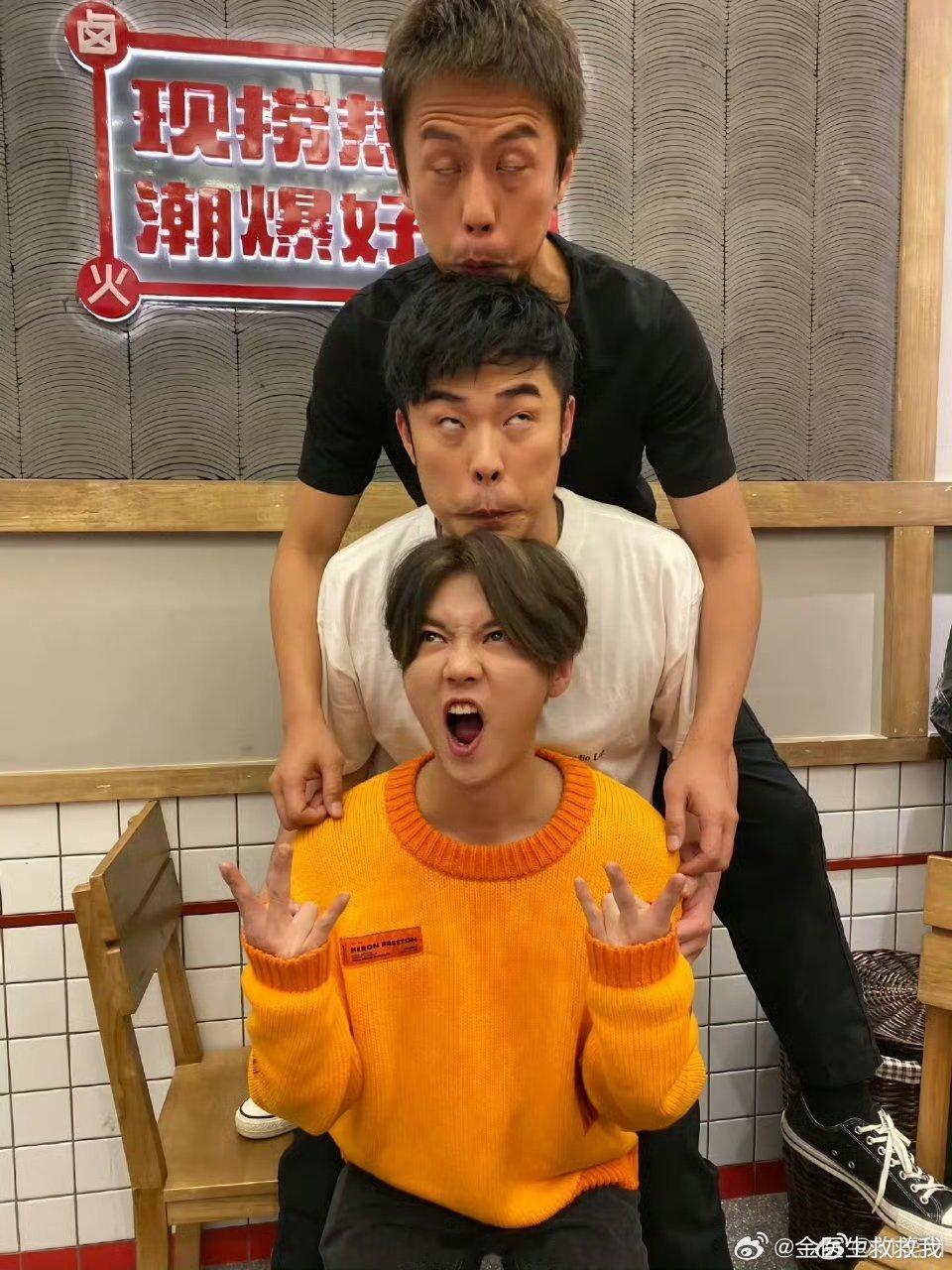 邓超陈赫鹿晗友情这么多年一直没变，连微博头像都一直是三个人的合照欸邓超开团陈赫鹿