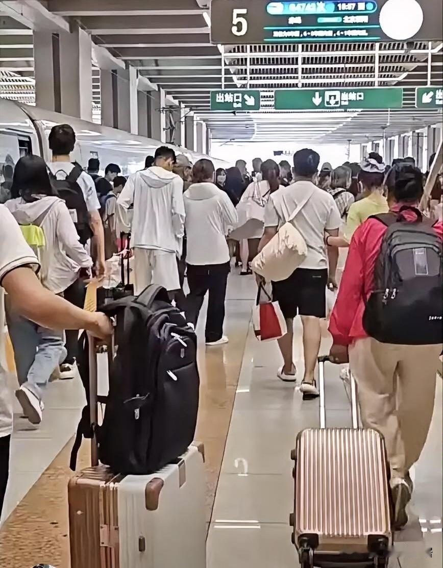 高考结束后，儿子在房间睡了一天一夜，今天突然收拾行李，要跟同学一起去广东进厂，说