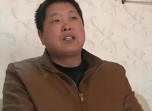 河南郸城的退伍军人仵瑞华在街头修了二十多年水电，47岁那年去镇政府溜达，竟在公告