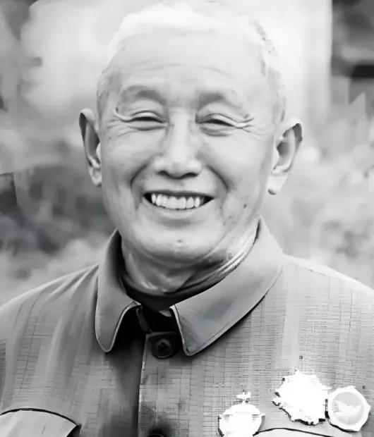 昨天翻到金珍彪老人的老照片，黑布鞋、旧棉袄，站得笔直，胸前两枚军功章磨得发亮。他