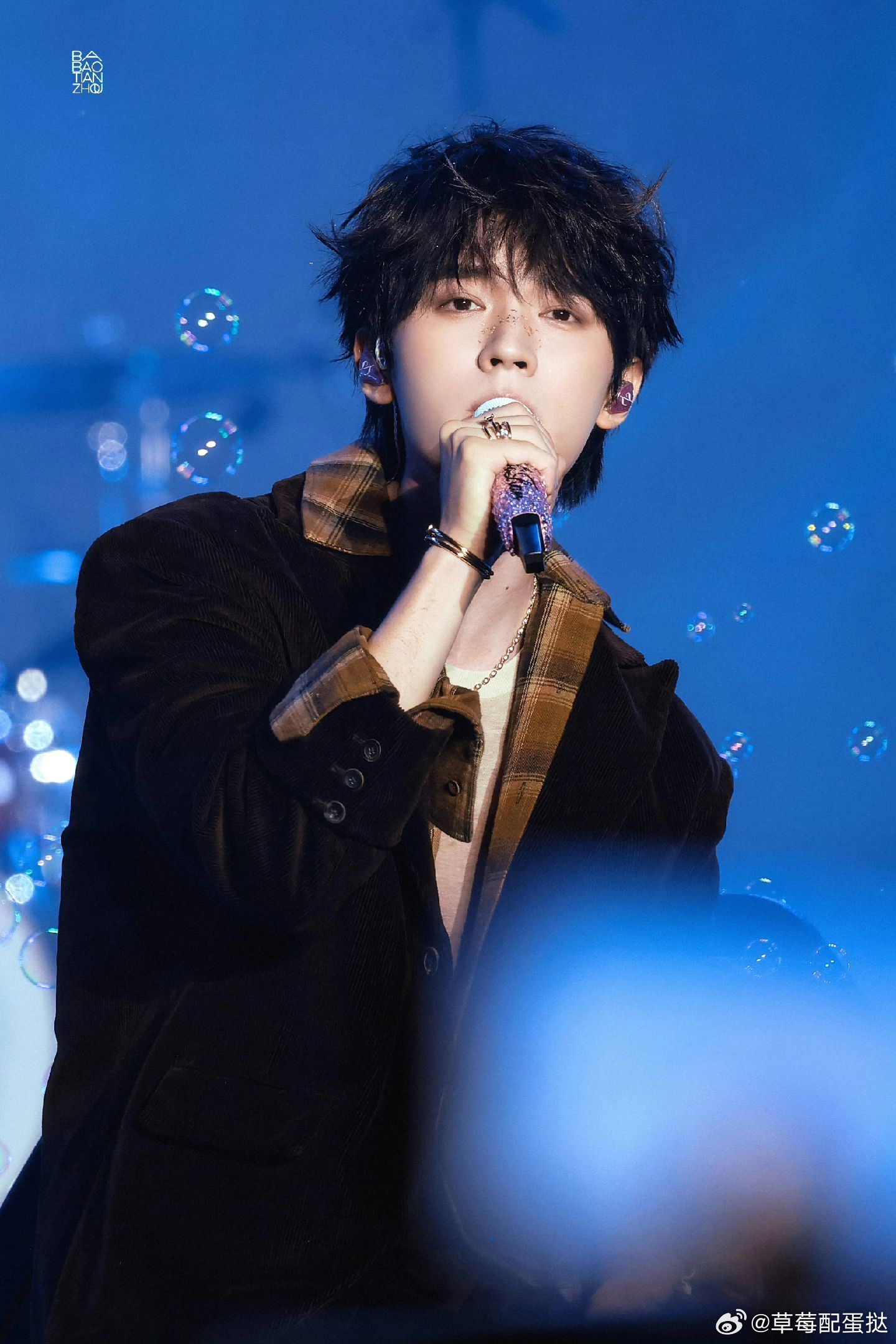 慕慕昭昭抱抱猫猫 现场偷偷讲小话、一开口就偷笑，她在闹他在笑，慕慕昭昭的CP感直