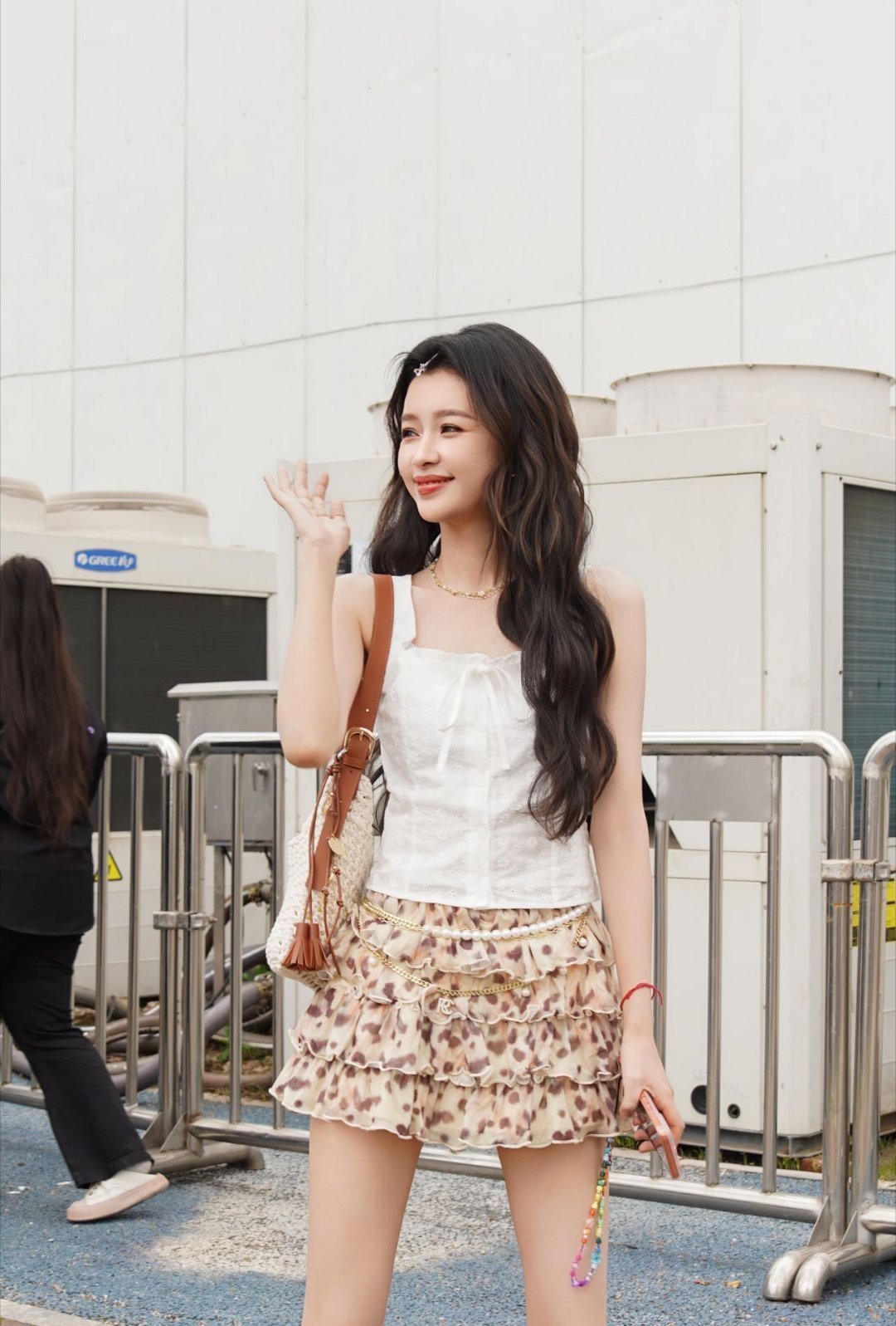 孙怡怎么年纪轻轻就耳背了 收信听成手机还真的掏出来了，孙怡你是不是对手机有什么执