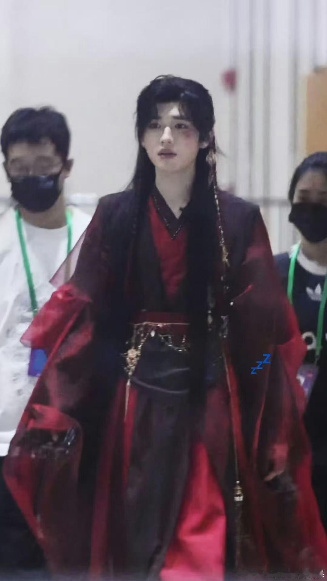 宋亚轩古装战损路透 ​​​魔尊大人本尊！！！宋亚轩这个战损造型真的太帅啦！ ​​