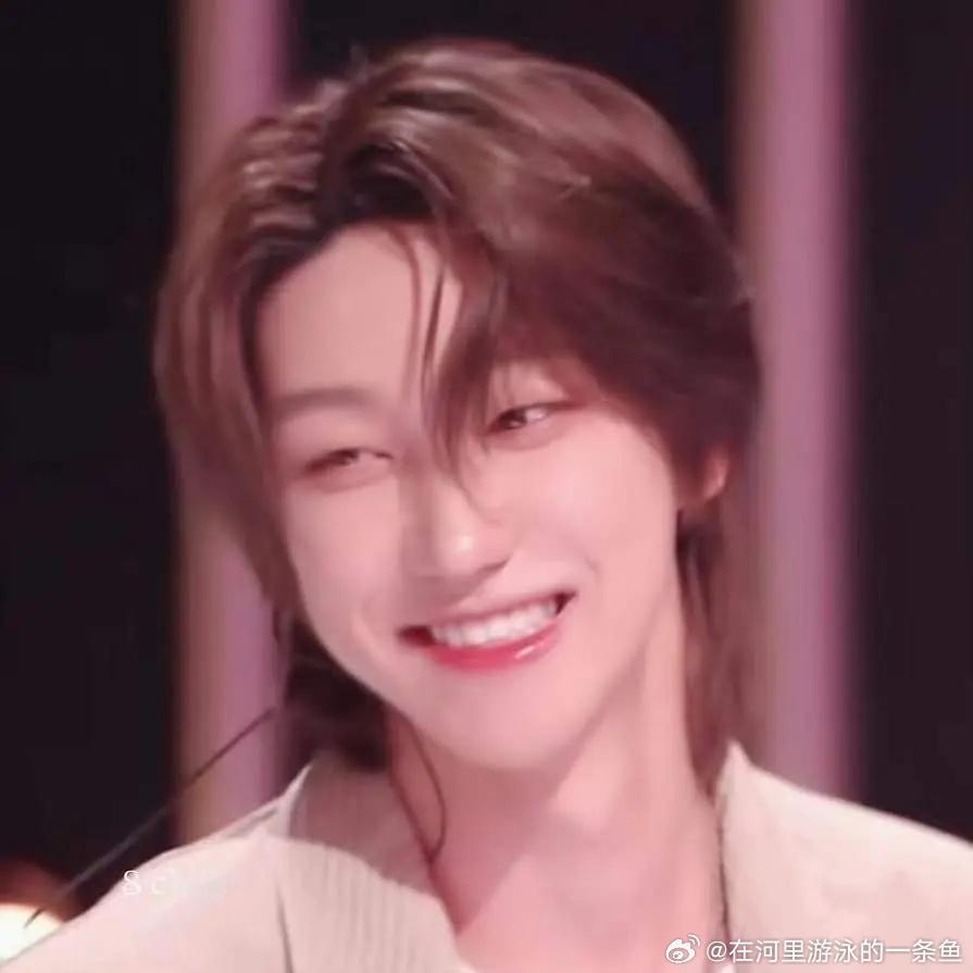 徐明浩直播The8徐明浩[超话] 不愧是腾讯，居然让徐明浩穿上了短裤+堆堆袜🤩
