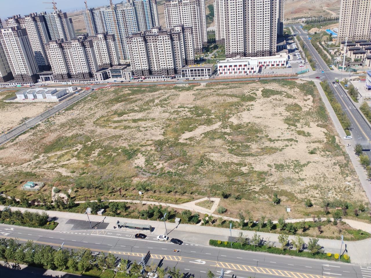 河马泉新区紫云路附近这两片空地，黄金地段，得好好开发，整个大型综合体，最合适。