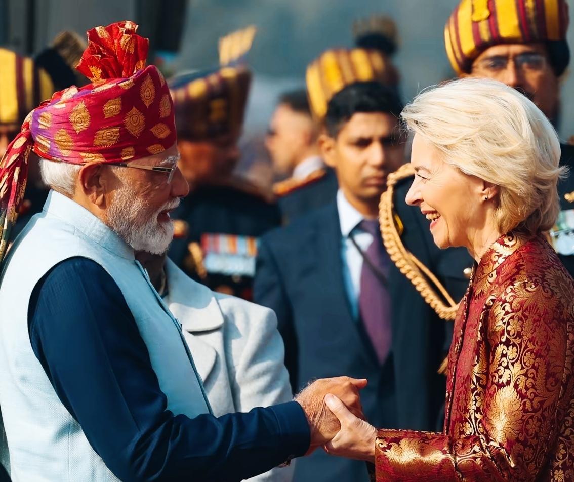 冯德莱恩见了莫迪很高兴啊！
冯德莱恩握着莫迪的双手，满脸笑容啊！
莫迪面对冯德莱