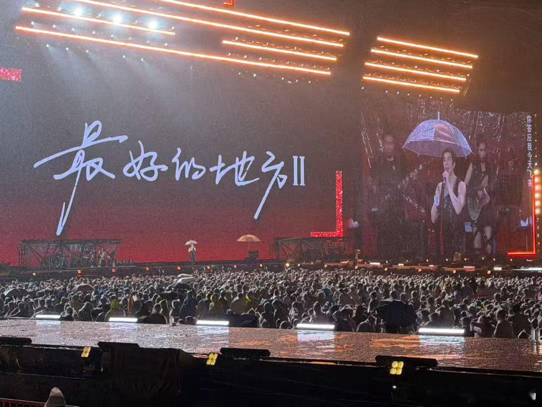 王力宏的发量扛住了暴雨王力宏强者从不抱怨环境 有人暴雨天开演唱会，发型塌了、状态