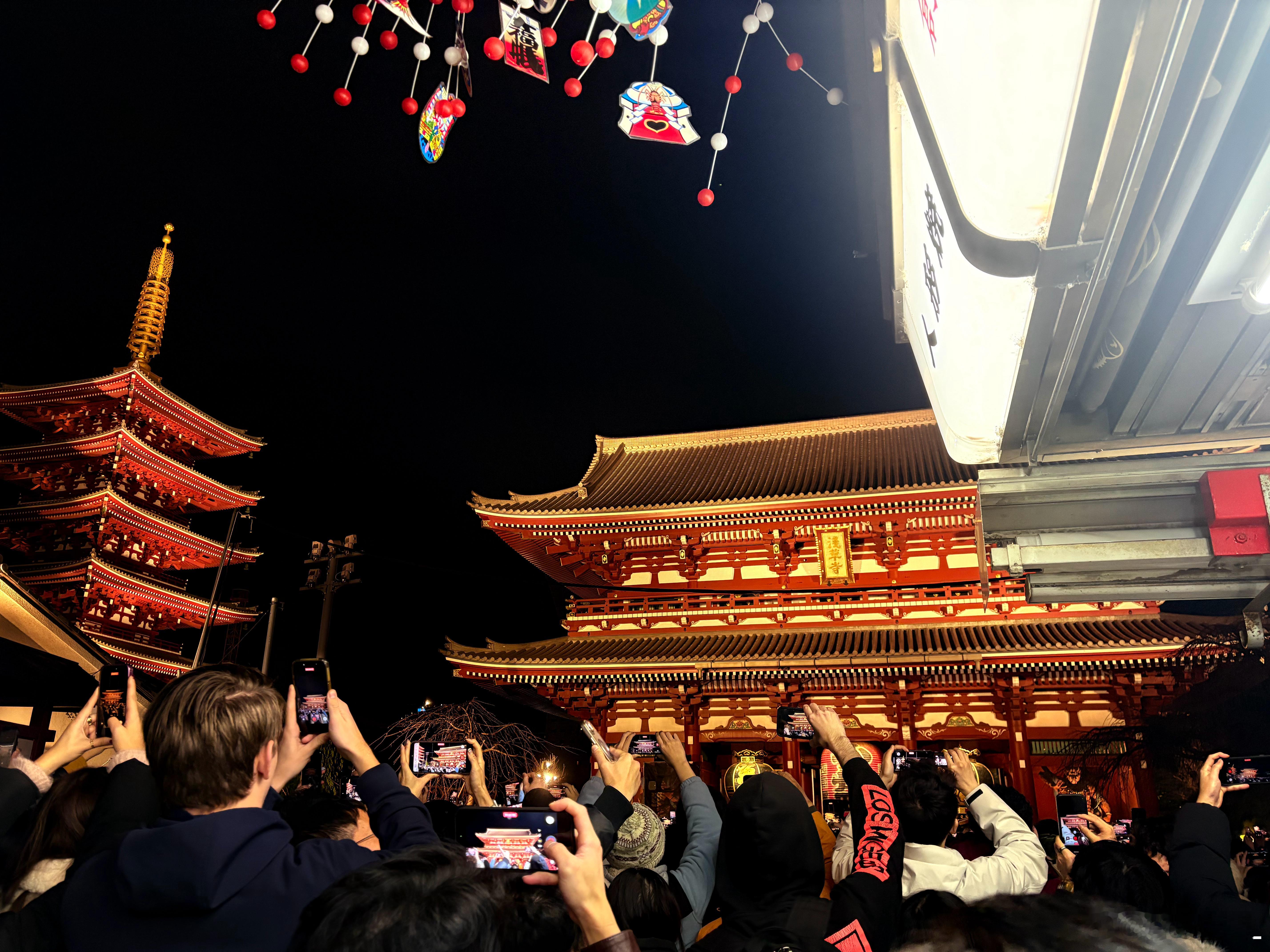 新年快乐🎆🎆今年也请多指教～～～～（浅草寺寺初詣人超多) 