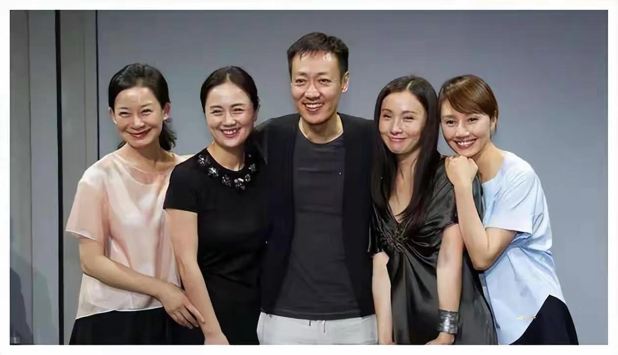 这五位个个是实力派，左边三位，辛柏青、陶虹和袁泉，左二这位穿黑裙子的漂亮女人是朱