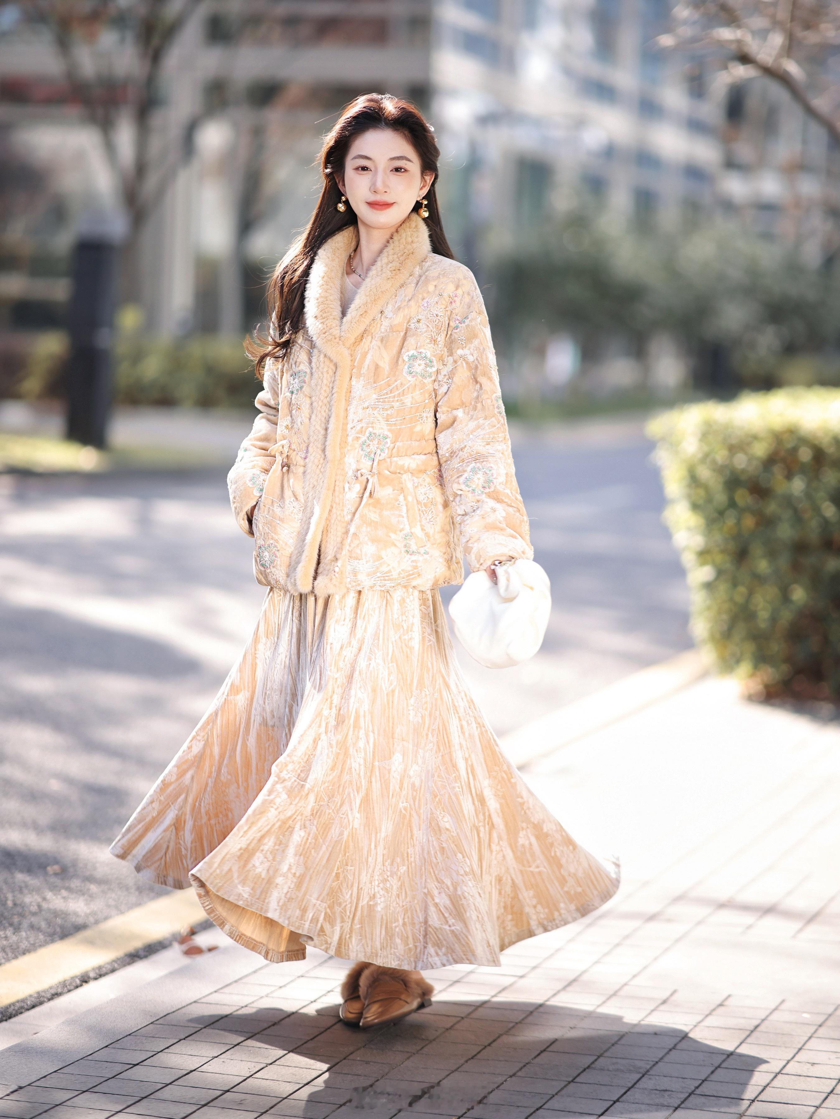 国风的温柔清贵感真的绝了！丝绒烂花工艺+水貂毛+90鹅绒 金棕底色 再来blin
