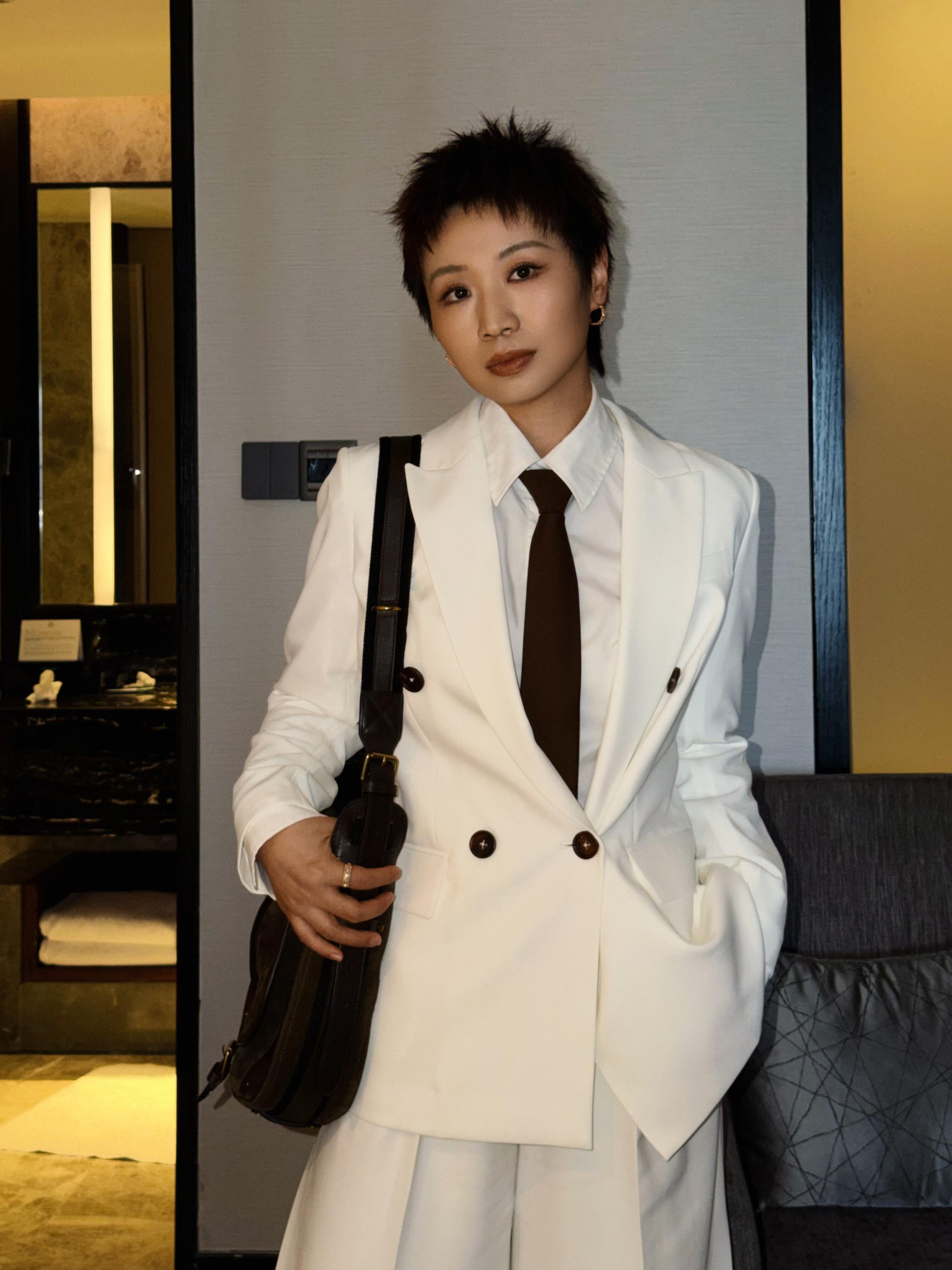 小鹿无痛当妈还以为小鹿生娃了姐姐当家点开之前：小鹿有娃了？点开之后：哦实习啊哈哈