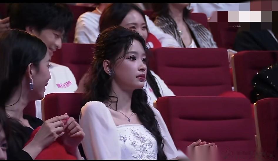 孙怡秒变脸。 6月14日，微博之夜上，董子健跟吴磊一起上台发言，董子健发言的时候