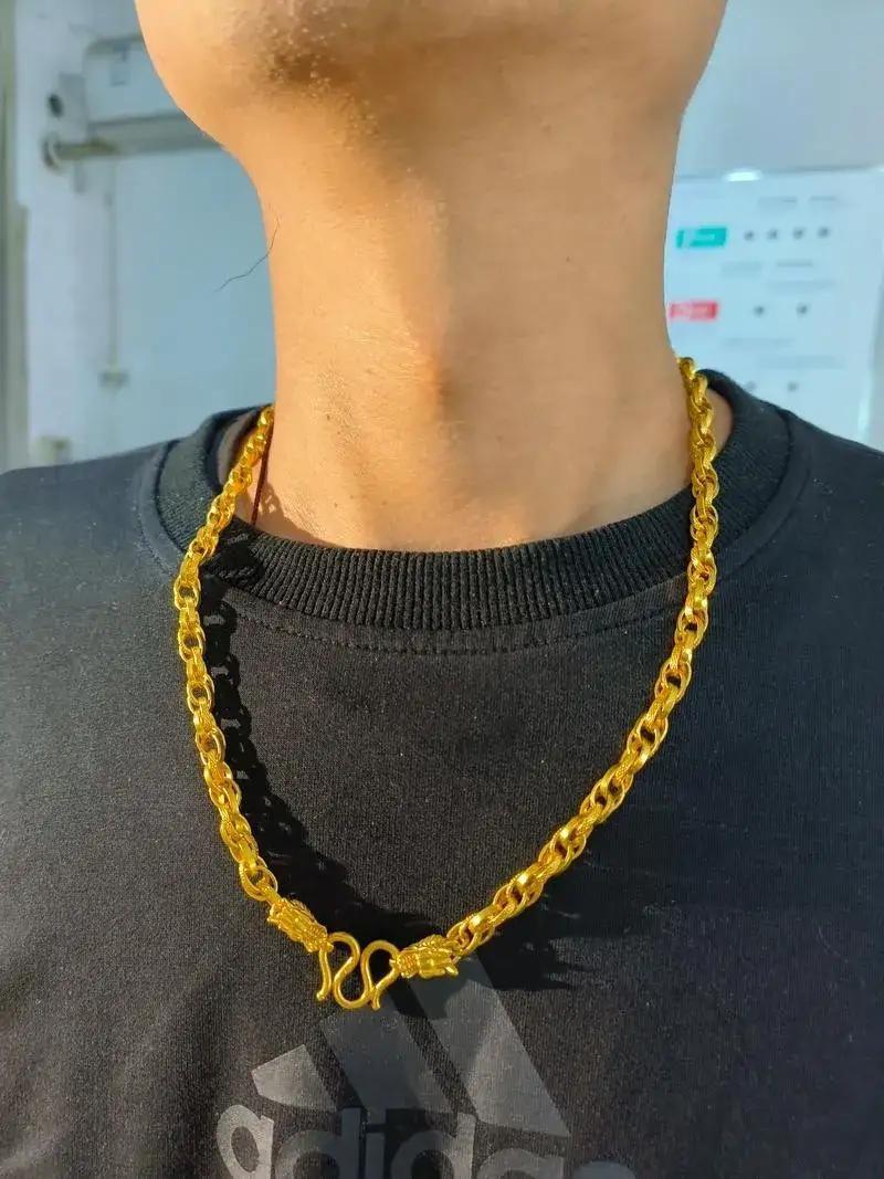 老公戴十年金项链，当年六千买的，昨天拿去金铺，老公差点跳起来。

进店前我俩还嘀