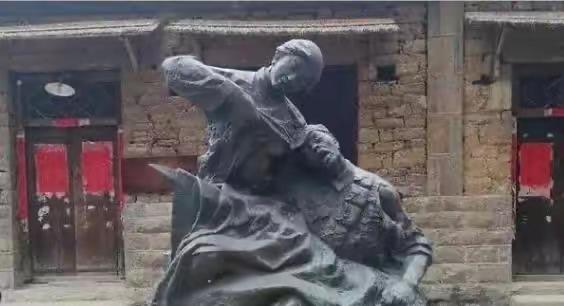 [月亮]1941年，山东哑妇用乳汁救活了八路军庄新民。44年后，庄新民离休后去看