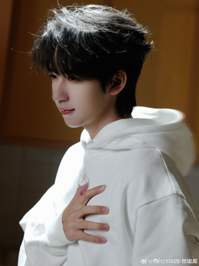 贺峻霖发了抖抖库存贺峻霖发库存照 贺峻霖分享了自己的库存照，网友推测这组库存照是