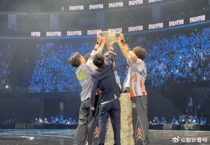 KSG金色雨能够看到这场金色雨是真的很不容易，KSG这些少年们追梦路上的艰难和默