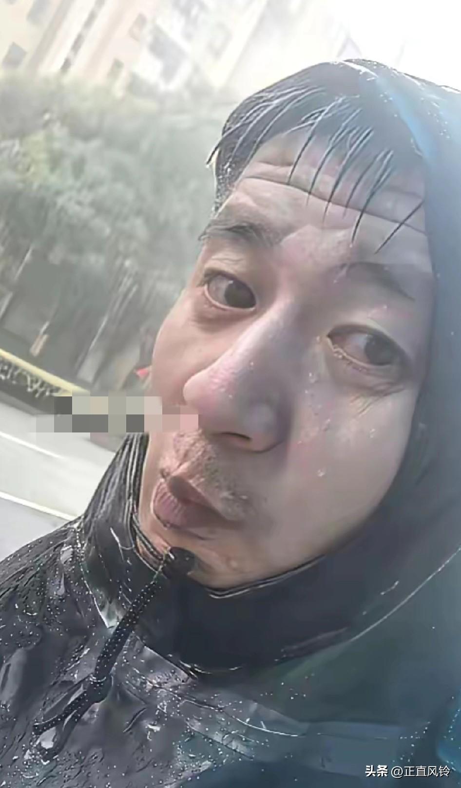 他完全可以不淋雨的，只是因为他把伞给了更需要的人！
他说累但不能停，想给女儿赚够