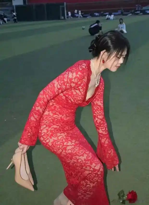 回顾：女大学生穿红裙在操场拍照引争议，网友直言“不像学生像回门新娘”，本人回应后