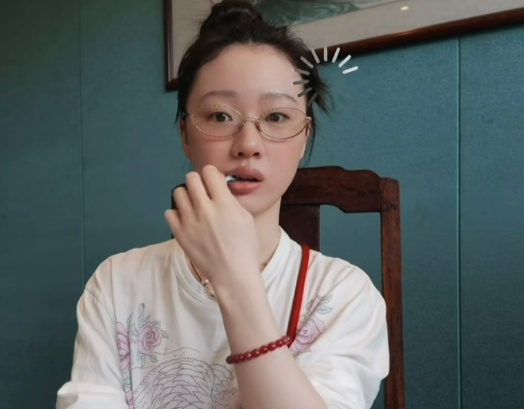 臭屁啥呢单依纯 小猪我真想亲晕你谁懂她以为戴着眼镜能显得睿智一点好吧 