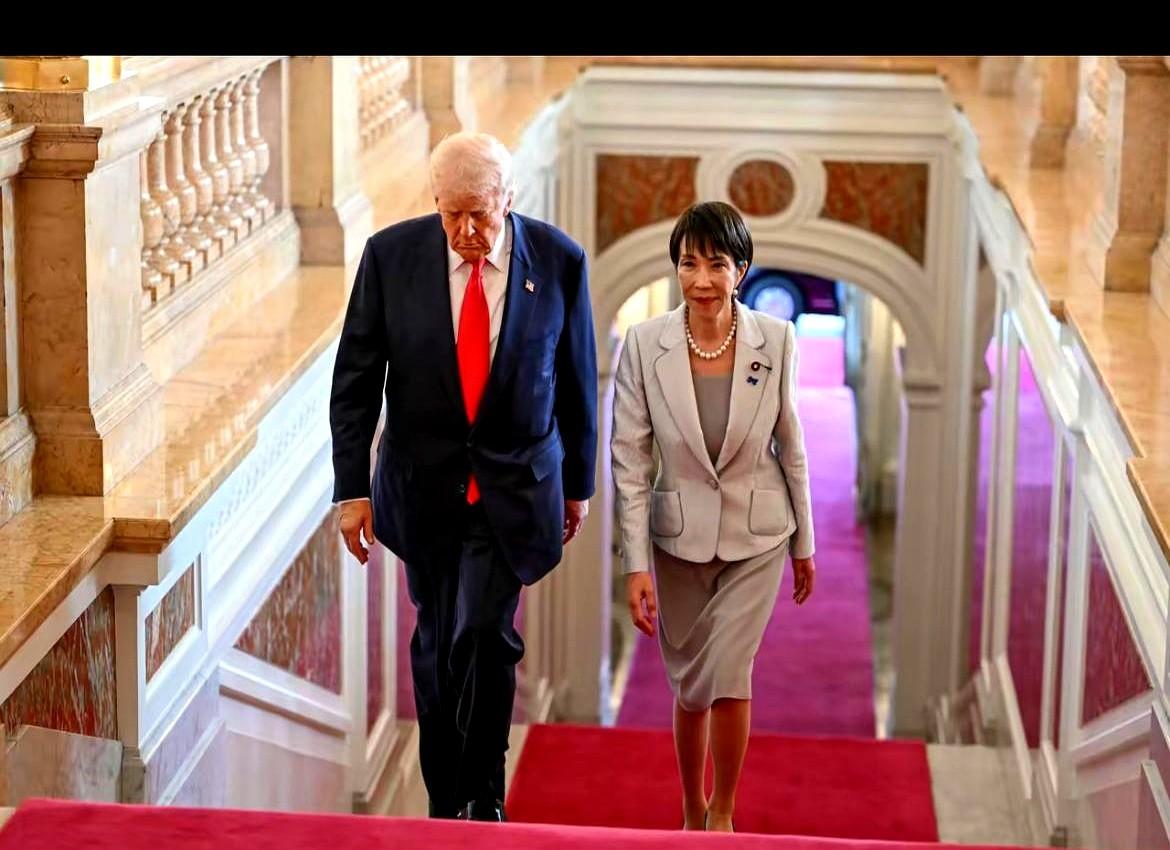 高市早苗与特朗普刚刚宣布日美进入“同盟黄金时代”，一位美军大兵的手死死掐住了一名