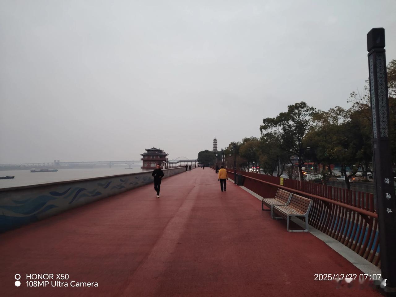 冬日生活打卡季2025年12月22日长江岸边晨练打卡