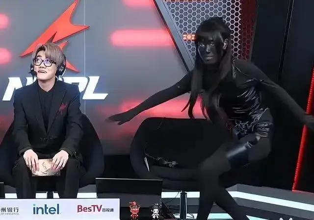 玩《永劫无间》的兄弟都懂，看比赛除了盯操作，解说也是看点之一。可谁能想到，女解说