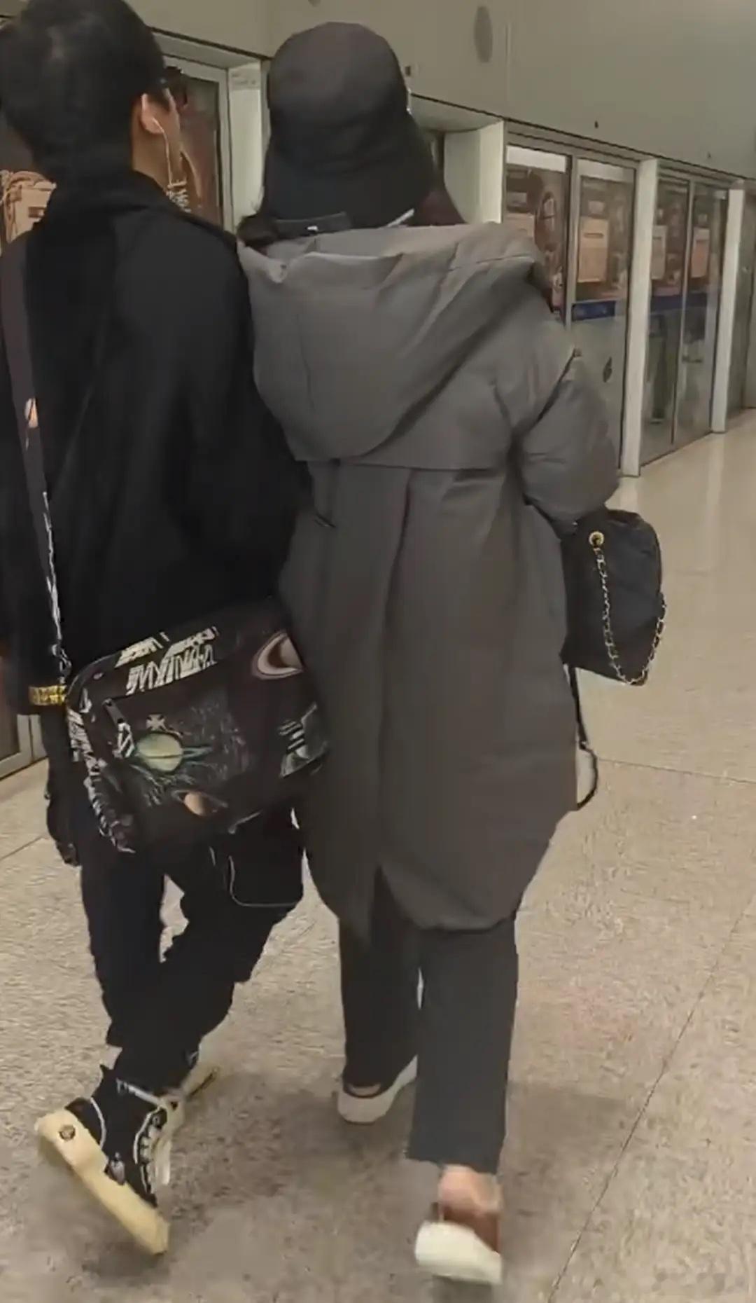 大张伟好会撒娇，与妻子坐飞机全程挽她手臂，刘迎体格比他大一圈！ 