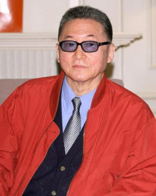 李敖说：“一个人在社会上，礼貌是没有用，谦逊也没用，古道热肠也没有用，忠厚老实也