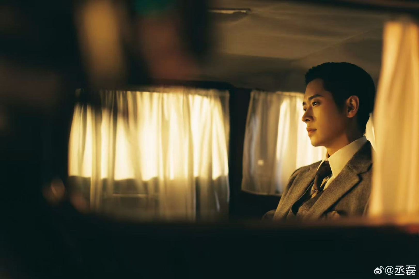 丞磊虞昶轩请停止散发魅力丞磊玉簟秋民国苏神暖黄车厢里，丞磊饰演的虞昶轩侧颜杀我！