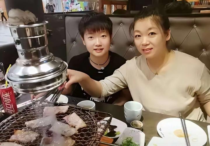 莎莎最爱妈妈做的饭，外面山珍海味再香，都比不上妈妈亲手做的家常菜。
 
莎莎回老