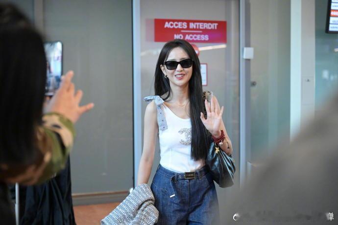 #佟丽娅抵达戛纳状态##佟丽娅清爽美# 佟丽娅在戛纳的出现让人眼前一亮，她的清爽