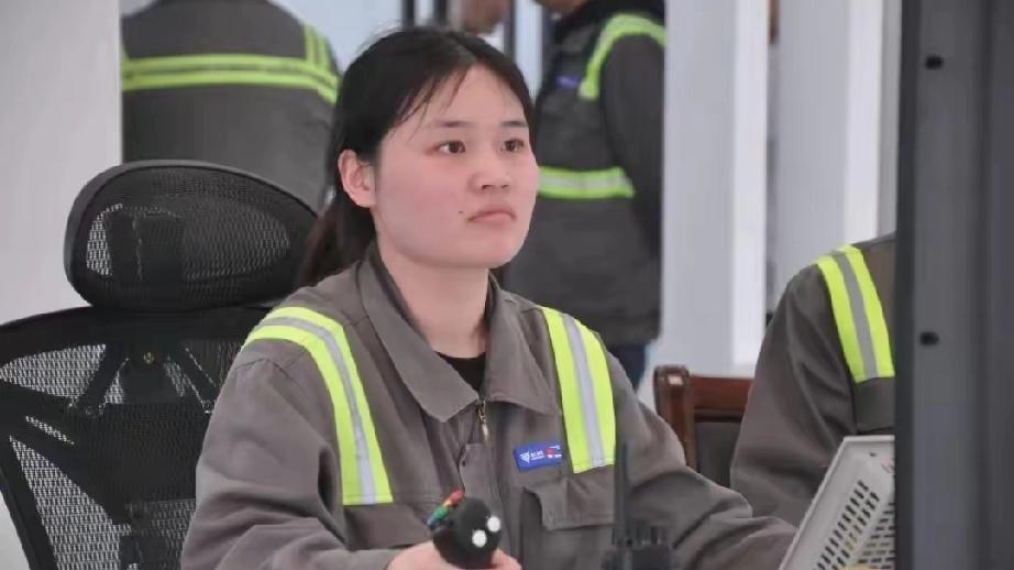 28岁211法学女毕业生李丽，考公失败、做实习律师工资低微，最终跨行去宁波北仑码