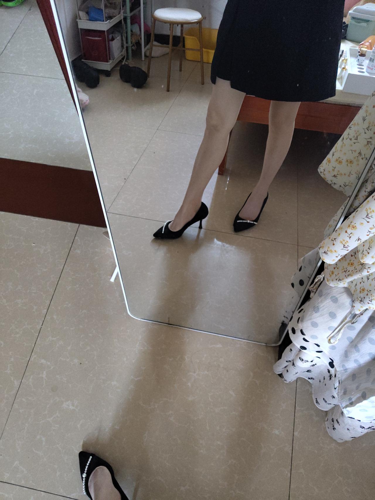 先不说女生对高跟鞋有多偏爱，单单女性穿高跟鞋抬脚的一瞬间，就能直观感受到高跟鞋赋