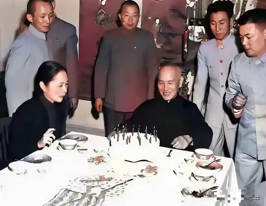 1952年，蒋介石65岁寿辰的镜头，这次虽然是逢五寿辰但规模并不大 